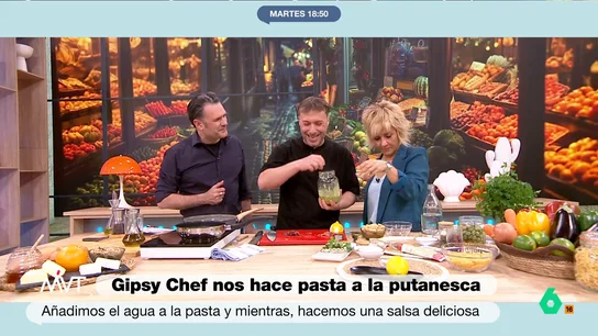 Iñaki López, sobre la receta de Pablo Albuerne: "Como sepa como la pinta que tiene, a mi siguiente hijo le llamo 'Gipsy Chef'" Para su primera receta en Más Vale Tarde, 'Gipsy Chef' sorprende con una pasta a la putanesca con salsa gremopesto, un plato que tiene completamente entusiasmado a Iñaki López, como se puede ver en este vídeo.