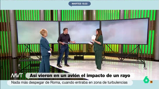 Iñaki López desvela en Más Vale Tarde que le cayó un rayo en pleno vuelo: "Es un instante de ruido y poco más" "Ni tintinearon las luces, ni caímos al vacío ni nada por el estilo", recuerda en este vídeo donde comenta con Cristina Pardo y Joanna Ivars el impacto de un rayo en un avión cuando volaba desde Roma hasta Canarias.