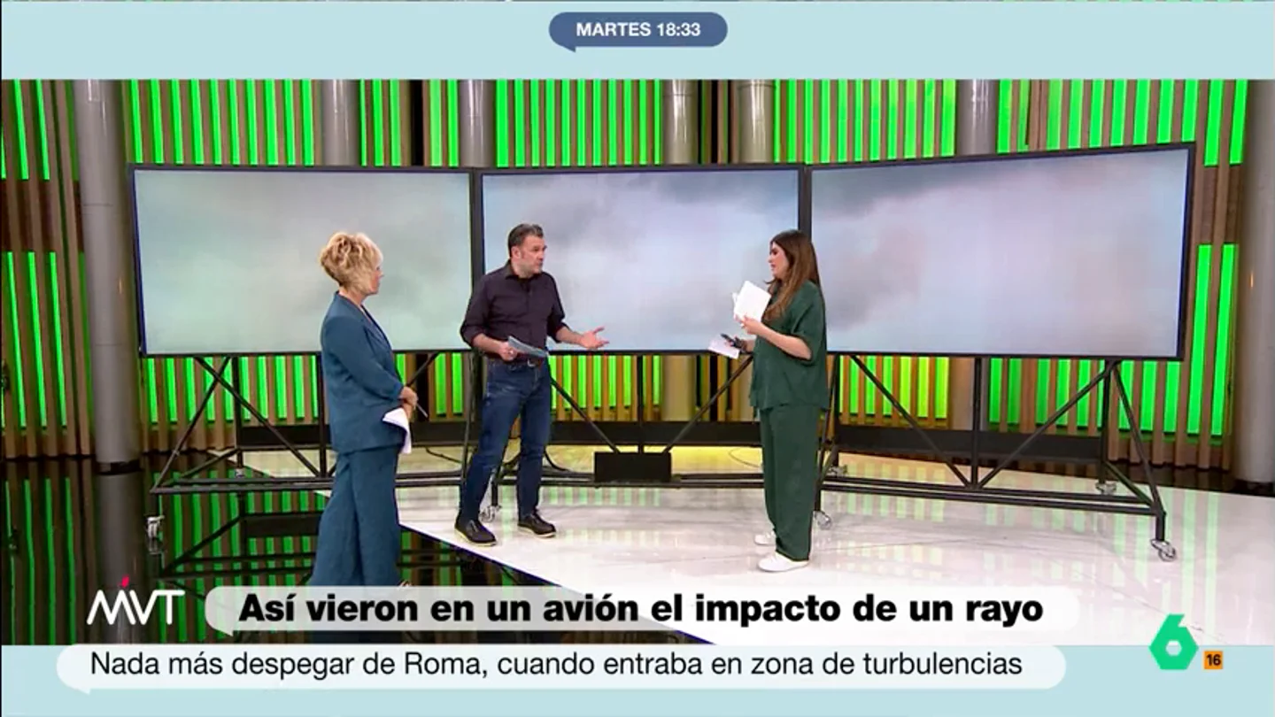 Iñaki López desvela en Más Vale Tarde que le cayó un rayo en pleno vuelo: "Es un instante de ruido y poco más" "Ni tintinearon las luces, ni caímos al vacío ni nada por el estilo", recuerda en este vídeo donde comenta con Cristina Pardo y Joanna Ivars el impacto de un rayo en un avión cuando volaba desde Roma hasta Canarias.