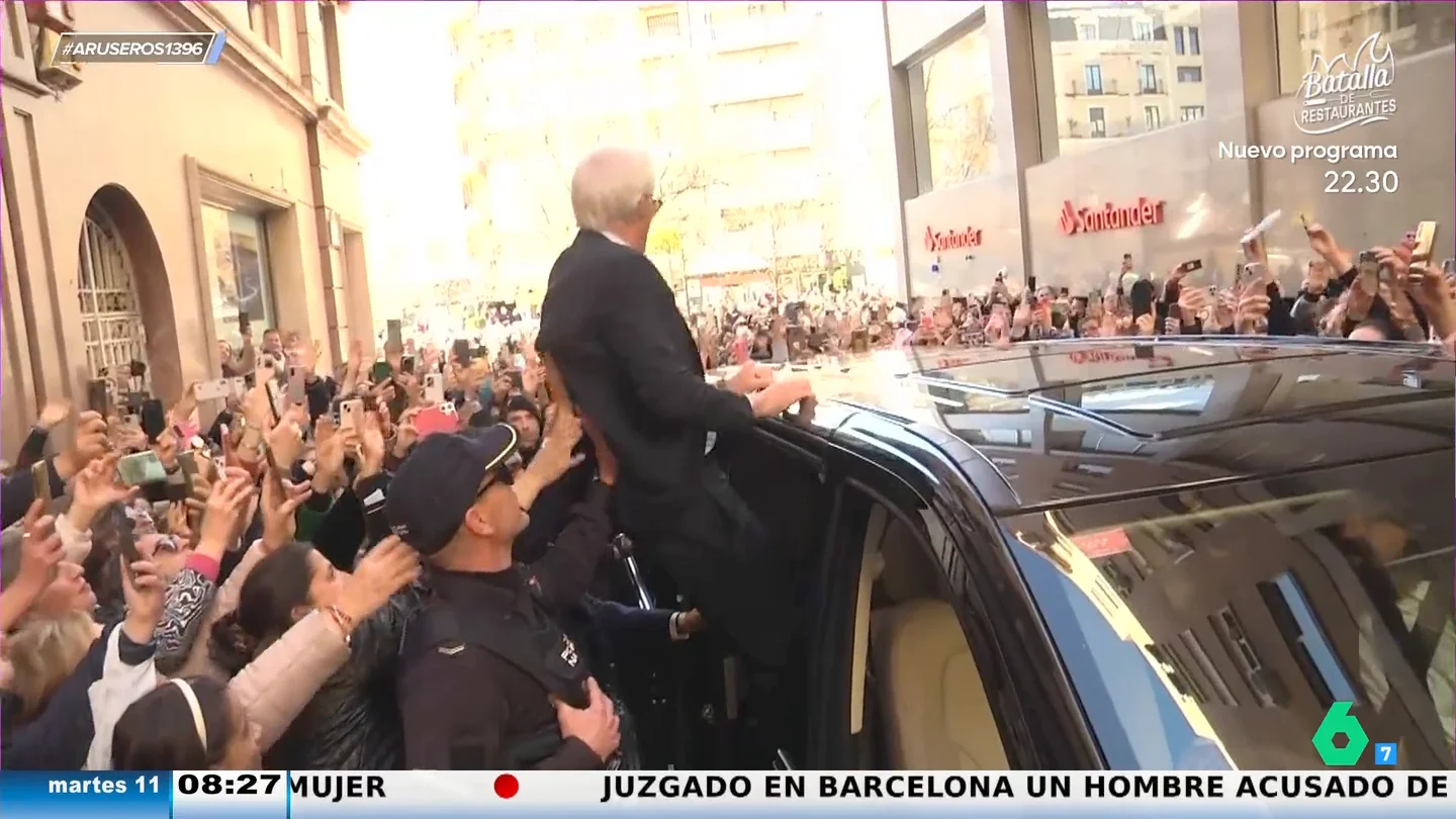 Richard Gere rememora la escena final de Pretty Woman al saludar a sus fans tras ganar el Goya Richard Gere rememora la escena final de Pretty Woman al saludar a sus fans tras ganar el Goya