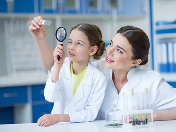 Mujer y niña científicas Mujer y niña científicas