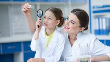 Mujer y niña científicas Mujer y niña científicas