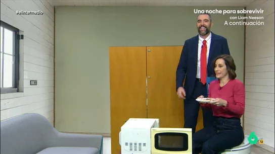 Cristina Gallego 'visita' un piso donde tiene que cenar en el trono, "como una reina": "¿Es legal un 18º sin ascensor?" Cristina Gallego 'visita' un piso donde tiene que cenar en el trono, "como una reina": "¿Es legal un 18º sin ascensor?"