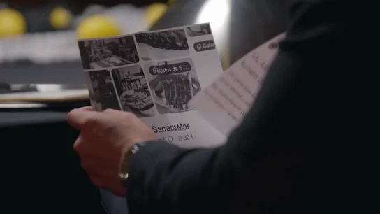 Juan, de Marisquería Moya, saca a relucir las críticas negativas que los clientes de Sacaba Mar escriben en internet Juan, de Marisquería Moya, saca a relucir las críticas negativas que los clientes de Sacaba Mar escriben en internet