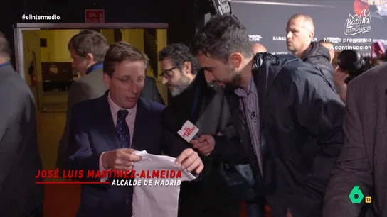 Isma Juárez regala un body de El Intermedio a José Luis Martínez-Almeida: "¿Es para el niño o para mí?" El alcalde madrileño ha anunciado que su mujer, Teresa Urquijo, espera un niño. El reportero, además de regalarle un obsequio para su bebé, también le ha obsequiado con un bote de gildas.
