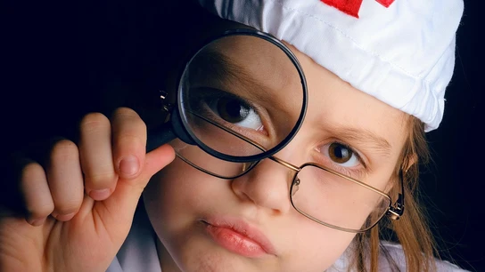 Niña disfrazada de médica. Niña disfrazada de médica.