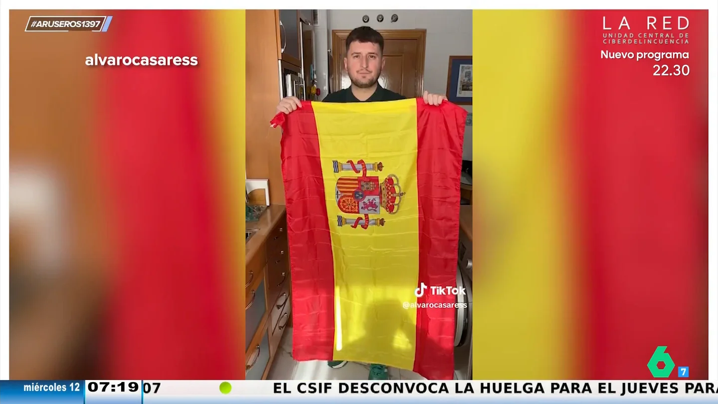 "Cenar a las 22h, comer a las 15h, esto se llama persiana y la letra del himno es 'lololo'": un español explica a los extranjeros qué es España "Cenar a las 22h, comer a las 15h, esto se llama persiana y la letra del himno es 'lololo'": un español explica a los extranjeros qué es España