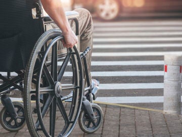 Hombre en silla de ruedas