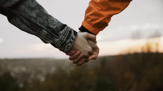 Una pareja agarrada de la mano.  Una pareja agarrada de la mano.