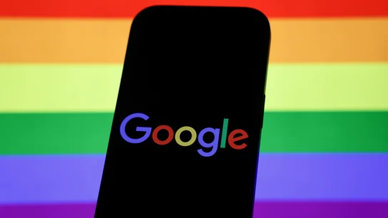El logo de Google frente a una bandera arcoíris, símbolo del Orgullo El logo de Google frente a una bandera arcoíris, símbolo del Orgullo