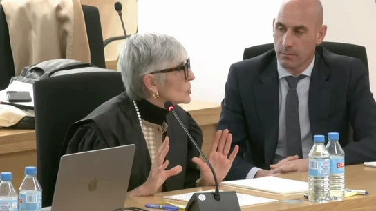 Luis Rubiales, junto a su abogada, en el momento de la exposición de conclusiones.  Luis Rubiales, junto a su abogada, en el momento de la exposición de conclusiones.