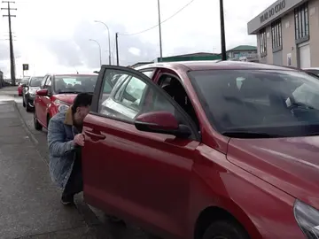 Ladrón robando en un coche Ladrón robando en un coche