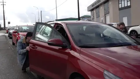 Ladrón robando en un coche Ladrón robando en un coche