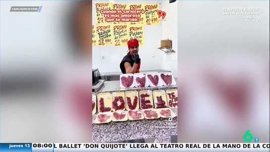 Alfonso Arús presenta al carnicero del amor que arrasa en TikTok: "Lo inquietante es el gesto que hace con el chorizo" Alfonso Arús presenta al carnicero del amor que arrasa en TikTok: "Lo inquietante es el gesto que hace con el chorizo"