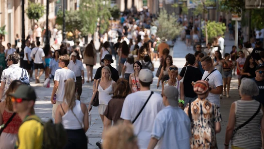 Decenas de personas andan por la calle en Barcelona Decenas de personas andan por la calle en Barcelona