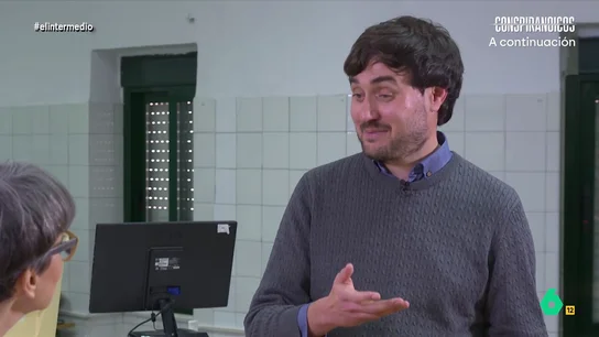 Ángel Luis González, nominado a mejor profesor del mundo: "La calificación no tiene nada que ver con el aprendizaje" Thais Villas habla con Ángel Luis González, un profesor de FP de Puertollano nominado al Global Teacher Prize 2025, que en este vídeo comparte reflexiones sobre el sistema educativo actual y los adolescentes.