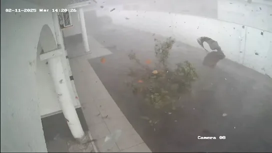 Impactantes imágenes del tornado en Ayamonte (Huelva) captadas por una cámara de seguridad Impactantes imágenes del tornado en Ayamonte (Huelva) captadas por una cámara de seguridad