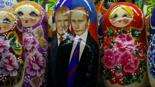 Imagen de archivo de una muñeca rusa tradicional con la imagen de Donald Trump y Vladímir Putin en una tienda de souvenirs en San Petersburgo Imagen de archivo de una muñeca rusa tradicional con la imagen de Donald Trump y Vladímir Putin en una tienda de souvenirs en San Petersburgo