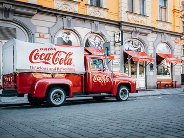 Decorado que simula un antigua cafetería estadounidense Decorado que simula un antigua cafetería estadounidense