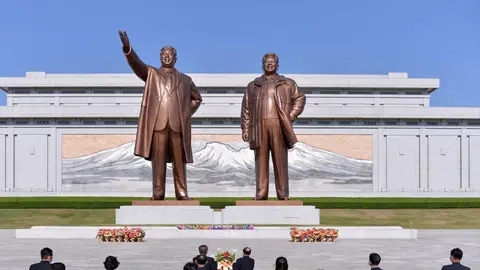 Las esculturas de Kim Il Sung y Kim Jong Il en Corea del Norte Las esculturas de Kim Il Sung y Kim Jong Il en Corea del Norte