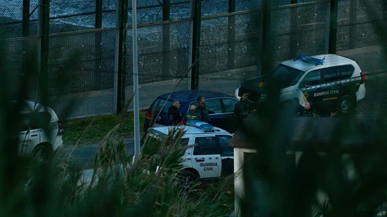 Vehículos de la Guardia Civil vigilan el paso fronterizo de la barriada de Benzu Vehículos de la Guardia Civil vigilan el paso fronterizo de la barriada de Benzu