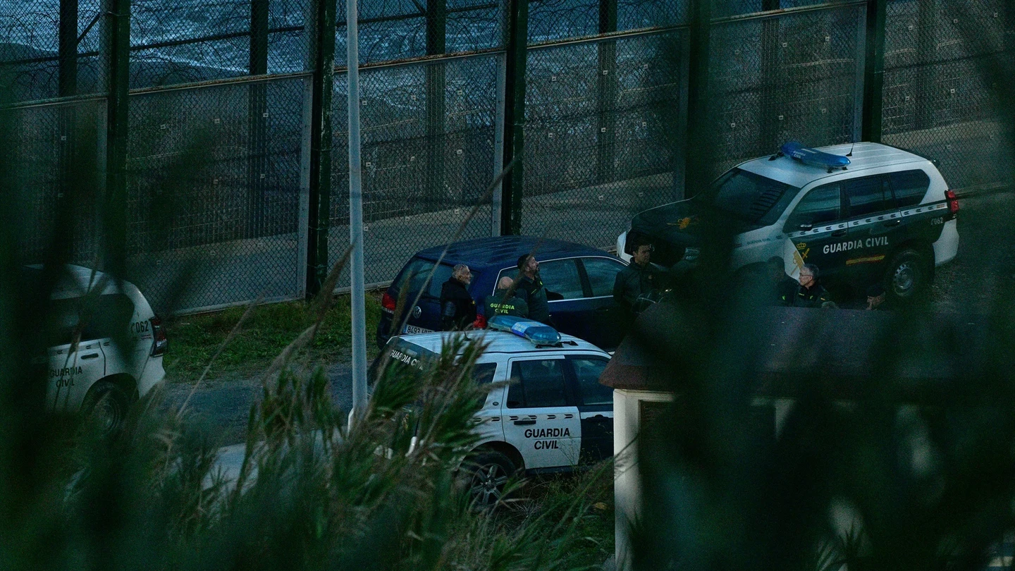 Vehículos de la Guardia Civil vigilan el paso fronterizo de la barriada de Benzu Vehículos de la Guardia Civil vigilan el paso fronterizo de la barriada de Benzu