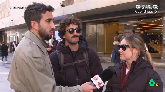 Un chico, cuando Isma Juárez pregunta por un gesto bonito de su mujer hacia él: "Esto que estás generando no es necesario" El reportero busca parejas para saber si todavía "comen perdices". Isma charla primero con Valentín y Florencia, que llevan un año casados. ¿Siguen teniendo gestos bonitos el uno por el otro? No te pierdas sus respuestas.