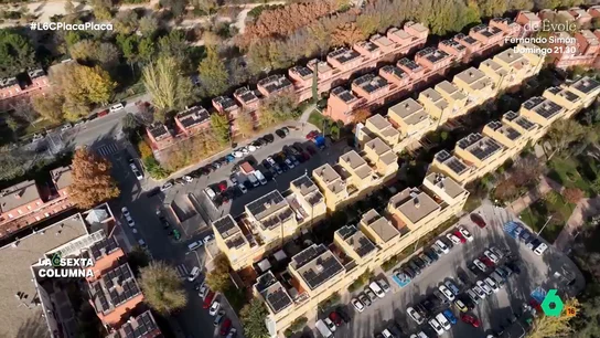 Uno de los mayores 'barrios solares' de Europa, en Rivas: "No tienes por qué tener un chalé para generar energía verde" laSexta Columna visita un barrio de Rivas Vaciamadrid donde un proyecto de autoconsumo colectivo de energía solar aglutina a 512 familias. Una de sus vecinas asegura que, gracias a él, "pago menos de 20 euros de luz".