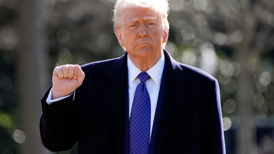El presidente de Estados Unidos (EEUU), Donald Trump, este viernes saliendo de la Casa Blanca. El presidente de Estados Unidos (EEUU), Donald Trump, este viernes saliendo de la Casa Blanca.