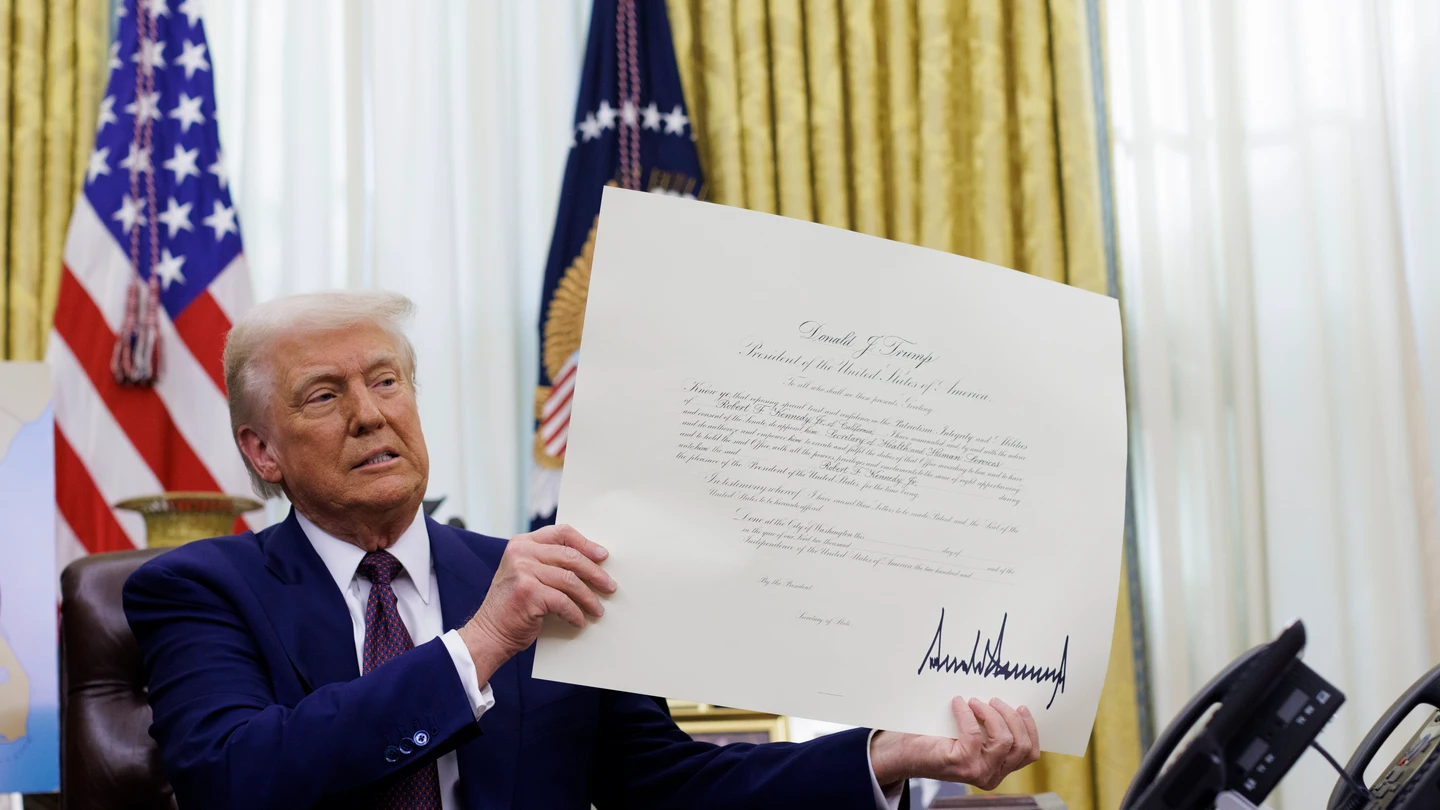 Trump sostiene el documento en el que nombra a Robert F. Kennedy Jr. como secretario de Salud Trump sostiene el documento en el que nombra a Robert F. Kennedy Jr. como secretario de Salud