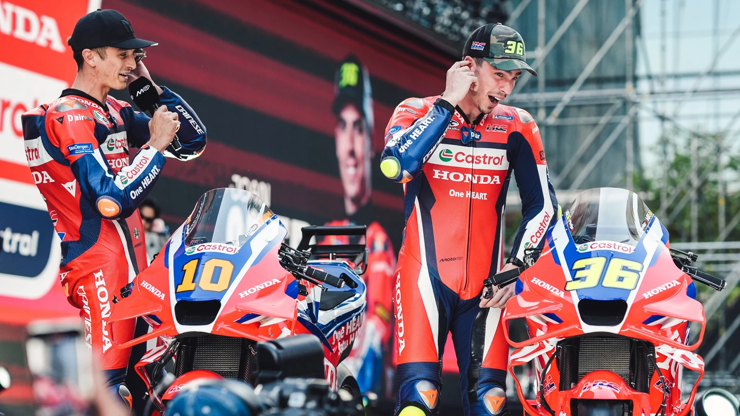 Joan Mir y Luca Marini en la presentación de MotoGP. Joan Mir y Luca Marini en la presentación de MotoGP.