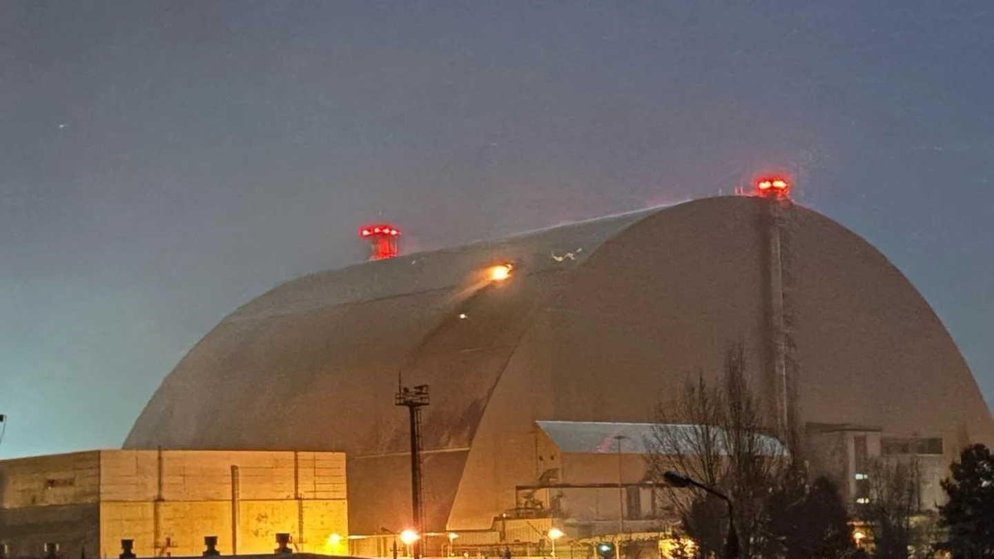Incendio declarado en el sarcófago del reactor 4 de la central nuclear de Chernóbil por el impacto de un dron Incendio declarado en el sarcófago del reactor 4 de la central nuclear de Chernóbil por el impacto de un dron