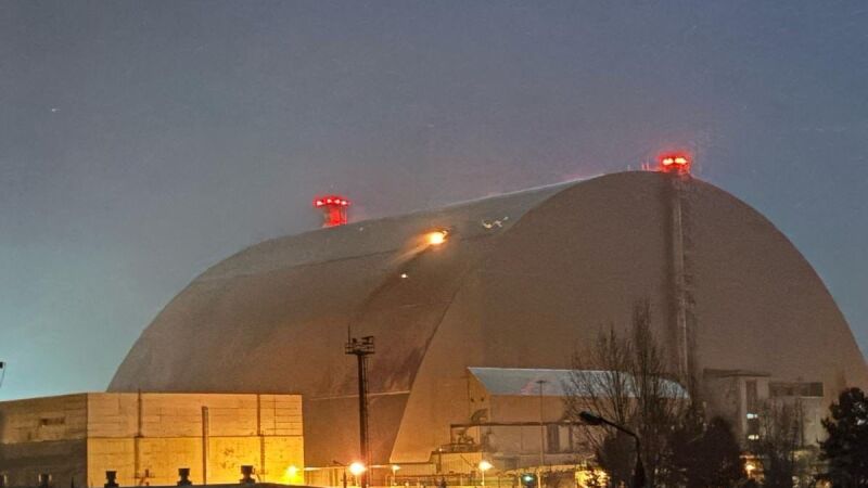 Incendio declarado en el sarcófago del reactor 4 de la central nuclear de Chernóbil por el impacto de un dron 