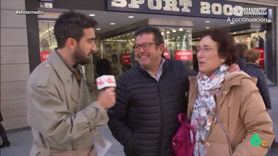 Un hombre le cuenta a Isma Juárez el pique que tiene su mujer con él: "Mis tortillas son superiores..." El reportero conoce a Paloma y José, que llevan 40 años juntos. Juárez le ha preguntado a ella si su marido tiene algún pasatiempo que no le guste. No te pierdas su respuesta en el vídeo principal.