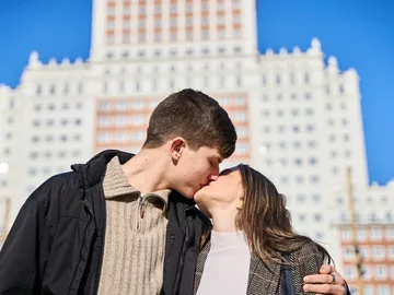 Una joven pareja besándose en el centro de Madrid Una joven pareja besándose en el centro de Madrid