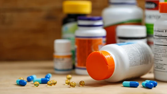 Botes y cápsulas de suplementos alimenticios. Botes y cápsulas de suplementos alimenticios.