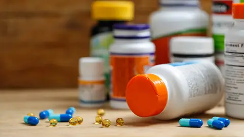 Botes y cápsulas de suplementos alimenticios. Botes y cápsulas de suplementos alimenticios.