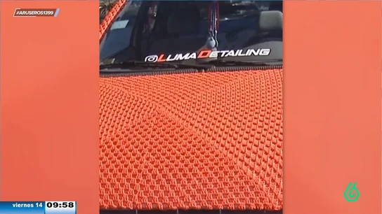 Una madre detallista teje una cubierta de croché para el coche de su hijo: "No sé si el ganchillo casa con el tuneo" Una madre detallista teje una cubierta de croché para el coche de su hijo: "No sé si el ganchillo casa con el tuneo"