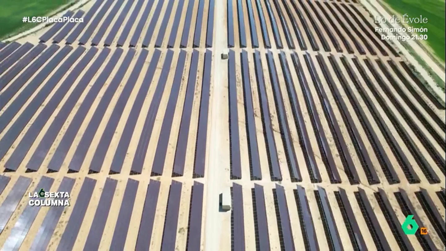 El reclamo de Mont-roig del Camp para atraer a la multinacional coreana Lotte: suelo municipal y energía barata y limpia Fran Morancho, alcalde de Mont-roig del Camp, un pequeño pueblo de Tarragona, explica en este vídeo cómo ha conseguido convencer a una gran empresa coreana de instalar su fábrica en la localidad, a pesar de la oposición de algunos vecinos.