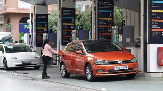 na mujer repostando en una gasolinera, a 9 de octubre de 2024, en Madrid (España). na mujer repostando en una gasolinera, a 9 de octubre de 2024, en Madrid (España).