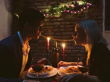 pareja cenando en una cita romántica pareja cenando en una cita romántica