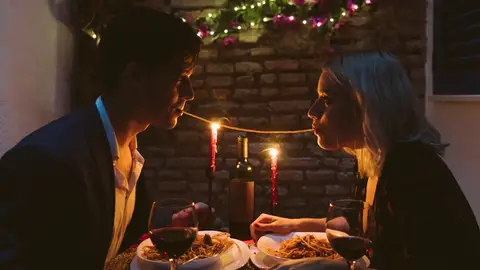 pareja cenando en una cita romántica pareja cenando en una cita romántica