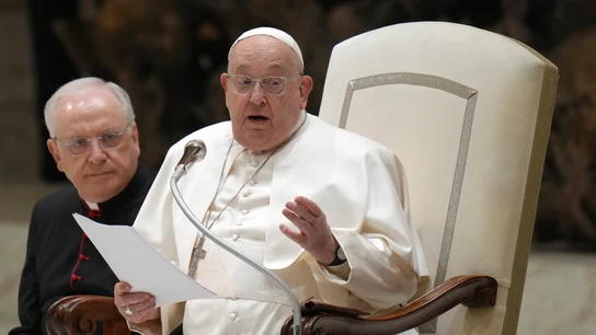 El papa Francisco comienza a leer su discurso durante su audiencia general semanal en el Aula Pablo VI, en el Vaticano, el miércoles 12 de febrero de 2025. El papa Francisco comienza a leer su discurso durante su audiencia general semanal en el Aula Pablo VI, en el Vaticano, el miércoles 12 de febrero de 2025.