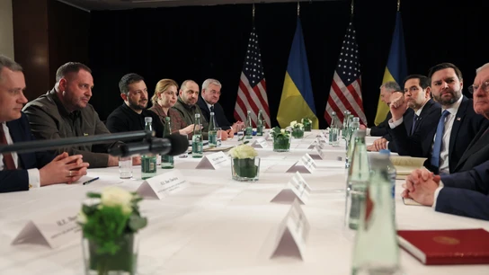 El presidente de Ucrania, Volodimir Zelenski, y el vicepresidente de Estados Unidos (EEUU), JD Vance, en el primer encuentro para la paz en Múnich. El presidente de Ucrania, Volodimir Zelenski, y el vicepresidente de Estados Unidos (EEUU), JD Vance, en el primer encuentro para la paz en Múnich.