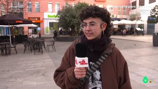 Una joven explica que paga 620 euros de alquiler: "No es normal que más del 70% de mi sueldo vaya dirigido a la vivienda" Otra joven ha explicado a El Intermedio que paga 700 euros de alquiler y que a veces tiene que pedir dinero a sus padres para hacer la compra. "Agobia y creo que esta situación es una cosa generacional", afirma.
