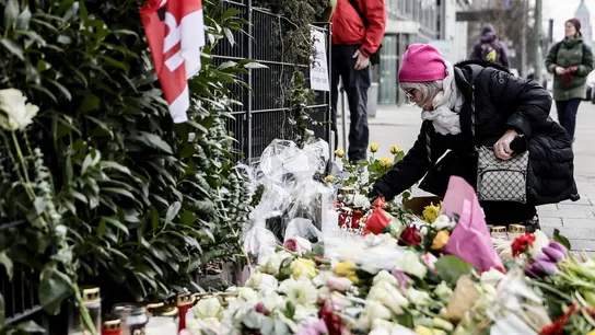 Una mujer deja flores en el lugar donde se produjo el lugar del atropello múltiple en Munich  Una mujer deja flores en el lugar donde se produjo el lugar del atropello múltiple en Munich