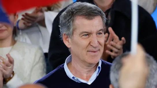 El líder del PP, Alberto Núñez Feijóo, sonríe a su llegada a la celebración del primer aniversario de la victoria electoral de Rueda, este sábado en Santiago de Compostela. El líder del PP, Alberto Núñez Feijóo, sonríe a su llegada a la celebración del primer aniversario de la victoria electoral de Rueda, este sábado en Santiago de Compostela.