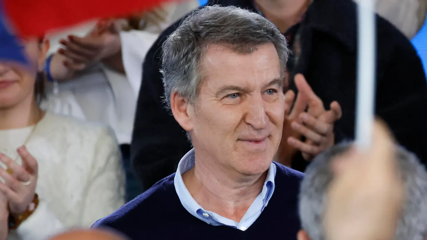 El líder del PP, Alberto Núñez Feijóo, sonríe a su llegada a la celebración del primer aniversario de la victoria electoral de Rueda, este sábado en Santiago de Compostela. El líder del PP, Alberto Núñez Feijóo, sonríe a su llegada a la celebración del primer aniversario de la victoria electoral de Rueda, este sábado en Santiago de Compostela.