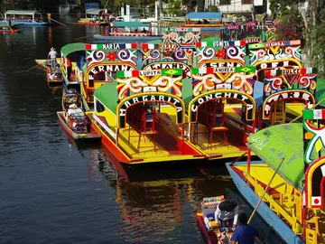 Canales de Xochimilco y sus trajineras en México Canales de Xochimilco y sus trajineras en México