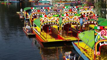 Canales de Xochimilco y sus trajineras en México